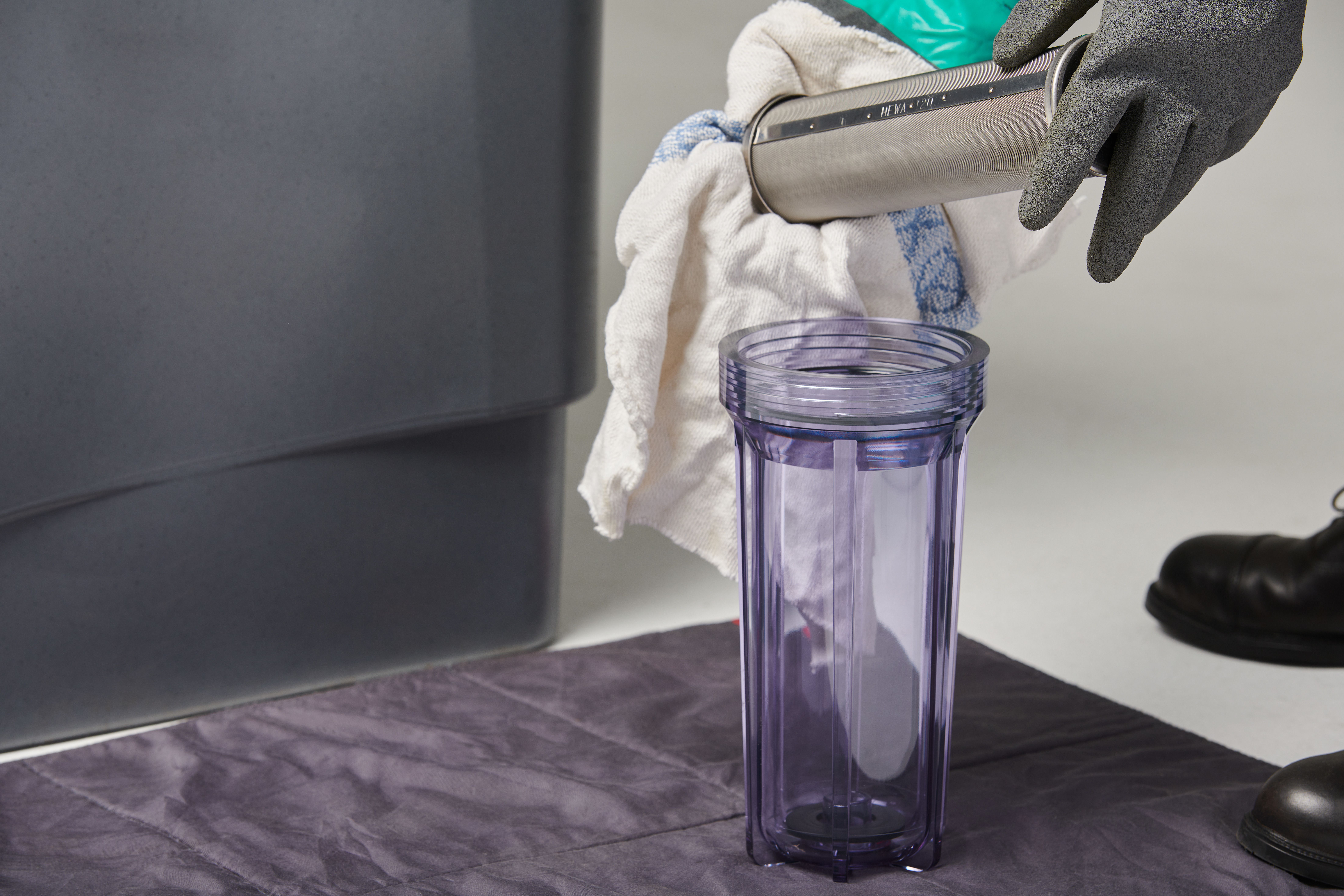 Bei gleicher Reinigungsleistung ist das VOC-freie Teilereinigungssystem von Mewa eine umweltverträgliche Alternative. (Foto: Mewa)