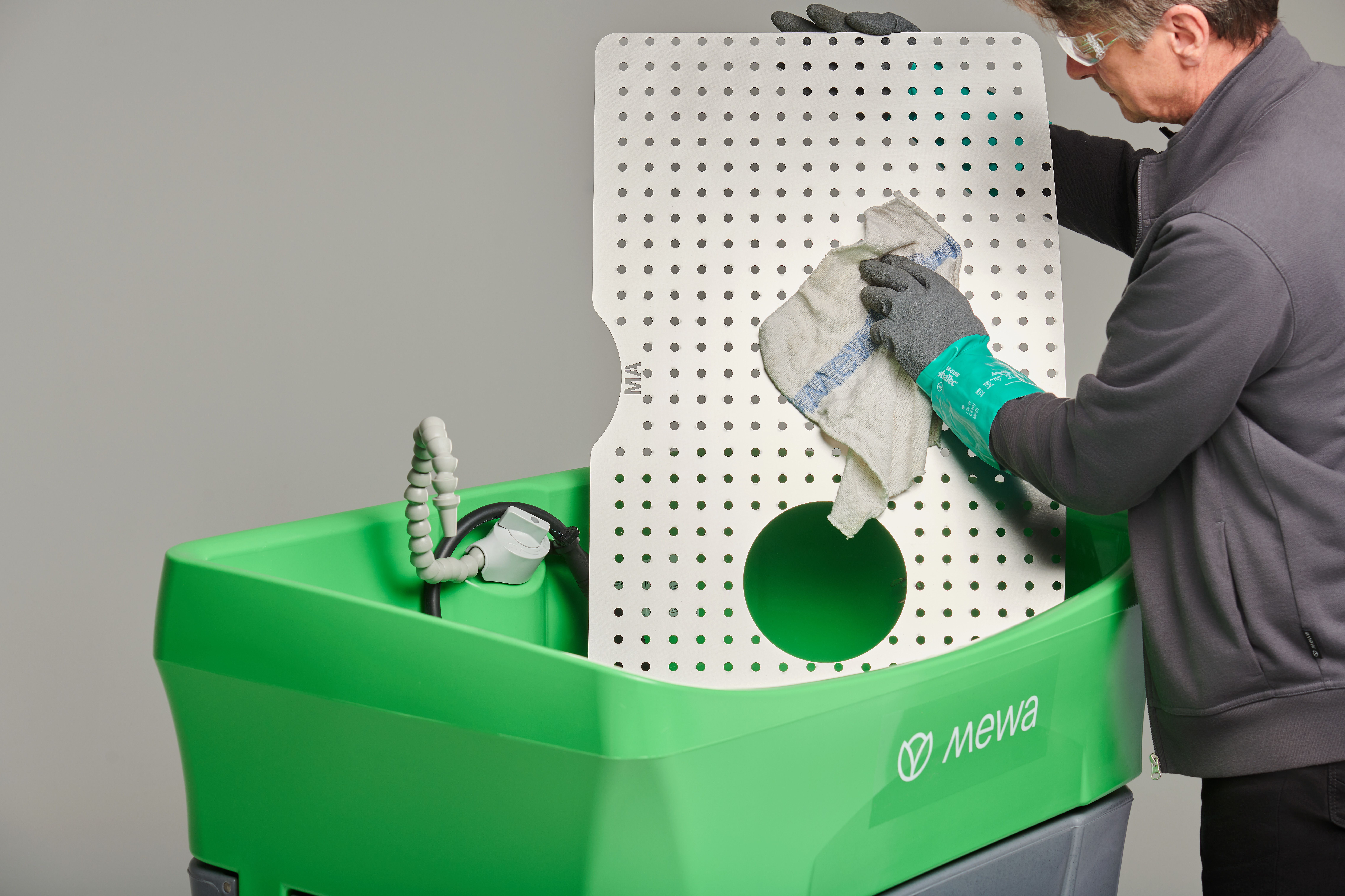 Mewa bietet Pinselwaschtische und Hochdruck-Teilereiniger mit Reparatur- und Wartungsservice an. (Foto: Mewa)