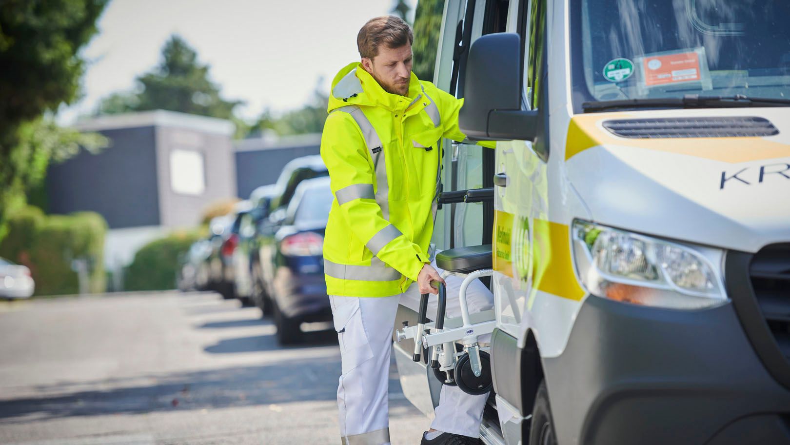 Für mobile Dienste bietet Mewa Fleecejacken, Westen und Warnkleidung für Sicherheit und Wärme. (Foto: Mewa)