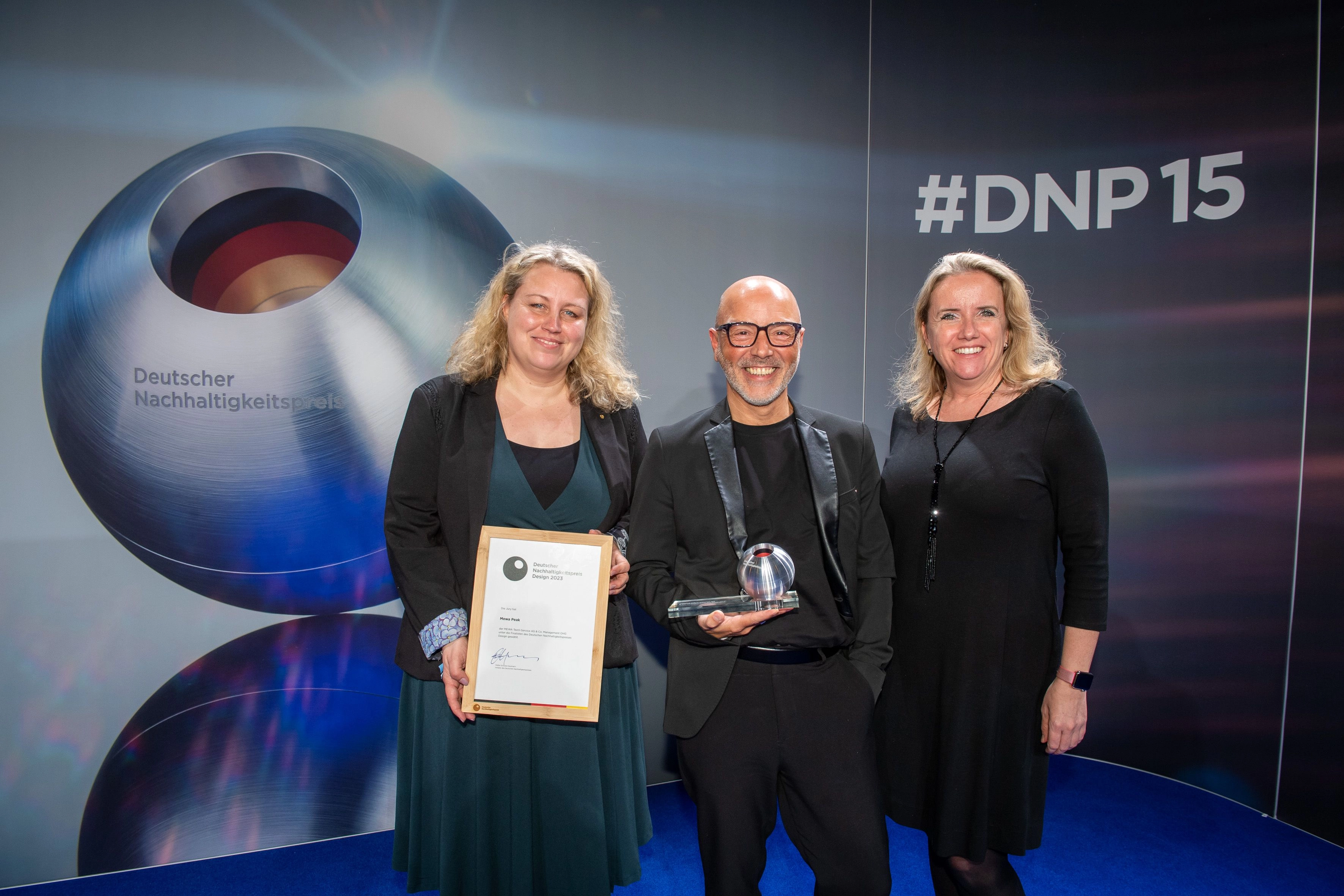 Nahmen für Mewa den Deutschen Nachhaltigkeitspreis entgegen: Vanessa Jung, Mark Weber und Dascha Guttenberger, Mewa (v.l.n.r.). (Foto: DNP/Ralf Rühmeier)