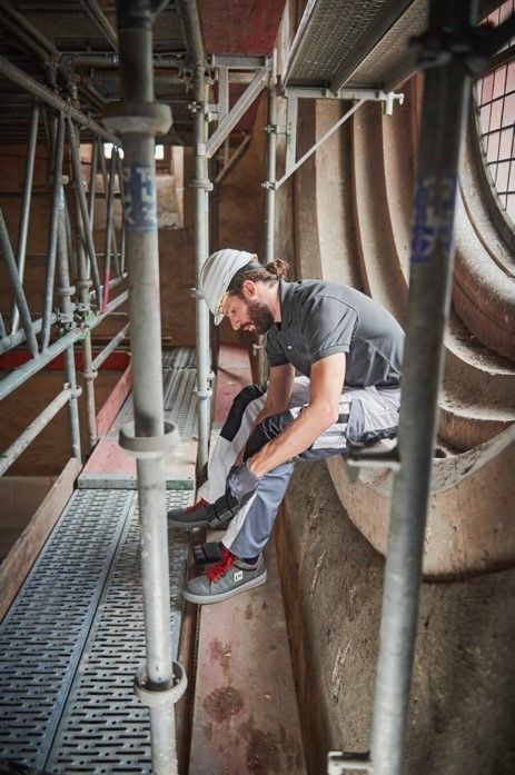 Pokud se zaměstnavatel rozhodne pro svou společnost pronajmout daňově uznatelné pracovní oděvy, nemá to žádný vliv na daň z přidané hodnoty. Předpokladem je, že oblečení dostávají zaměstnanci zdarma.