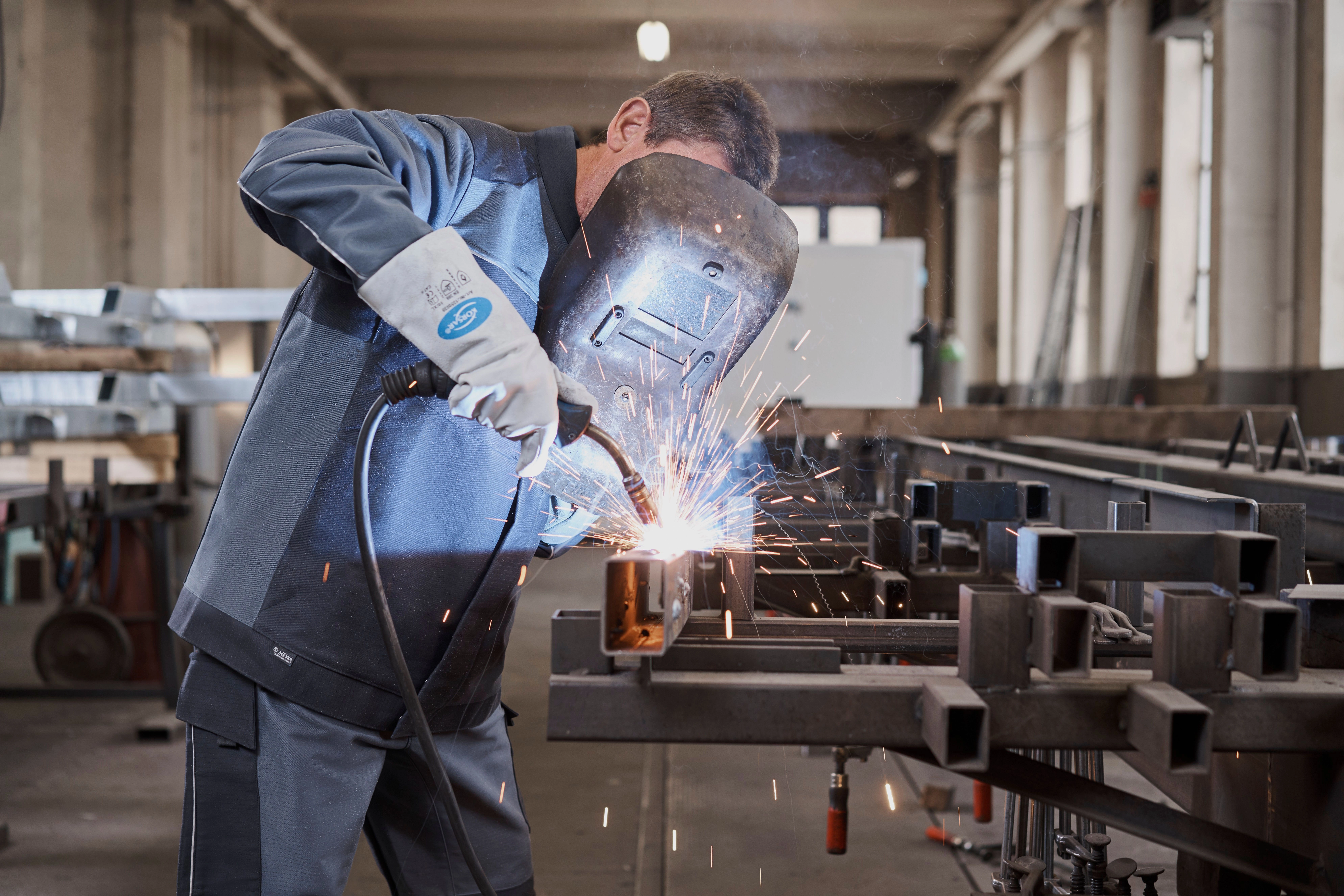 Ceux qui soudent en permanence sont le mieux protégés avec « MEWA Dynamic Flame Extreme ». Le tissu robuste offre une protection contre la chaleur extrême lors du travail thermique des métaux.