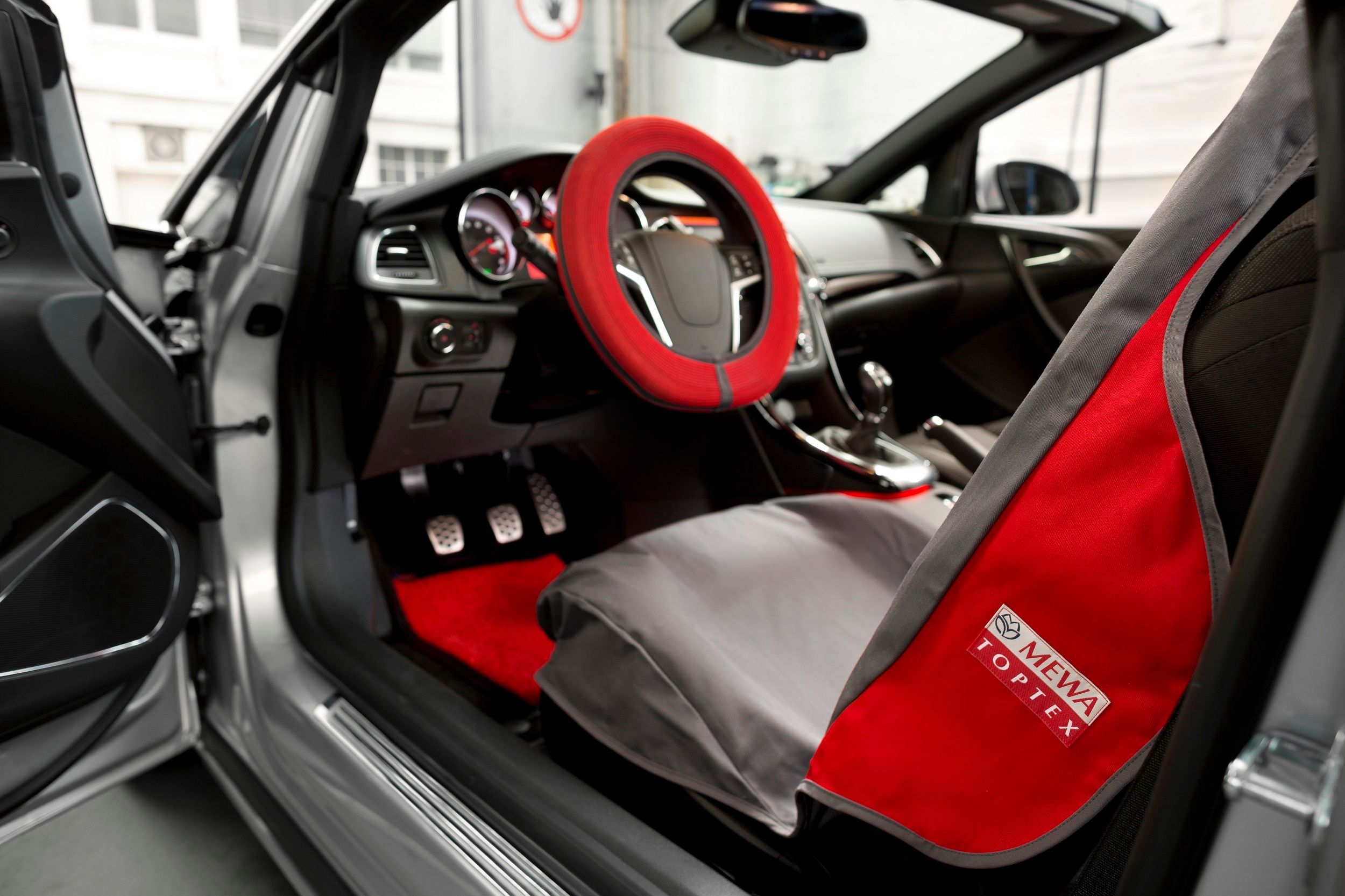 Des textiles réutilisables au lieu de matériaux en plastique jetables : les protections pour le siège de la voiture, le volant et l'espace pour les pieds sont proposées dans le cadre du Textil-Sharing MEWA. (Photos : MEWA)