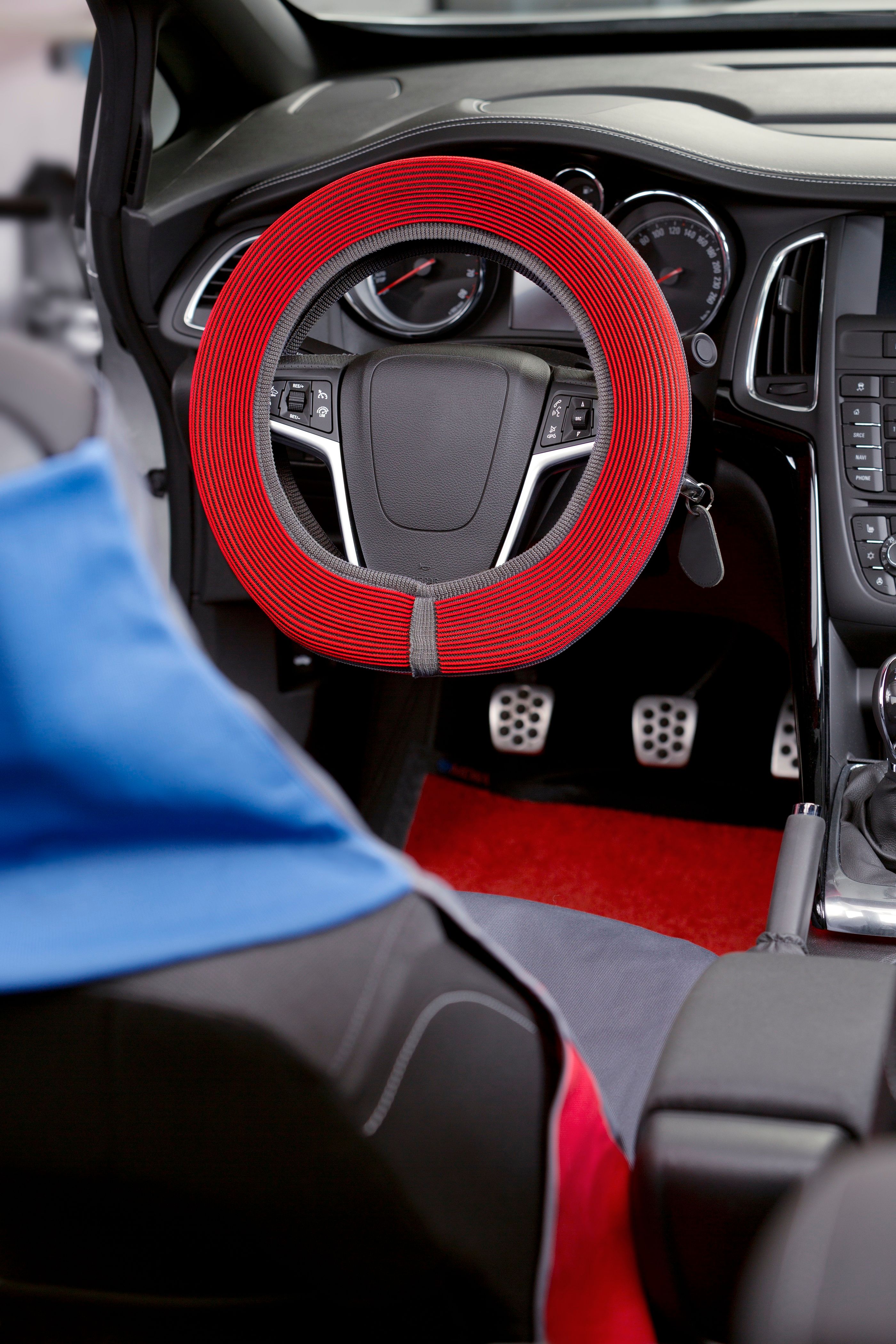 Des textiles réutilisables au lieu de matériaux en plastique jetables : les protections pour le siège de la voiture, le volant et l'espace pour les pieds sont proposées dans le cadre du Textil-Sharing MEWA. (Photos : MEWA)