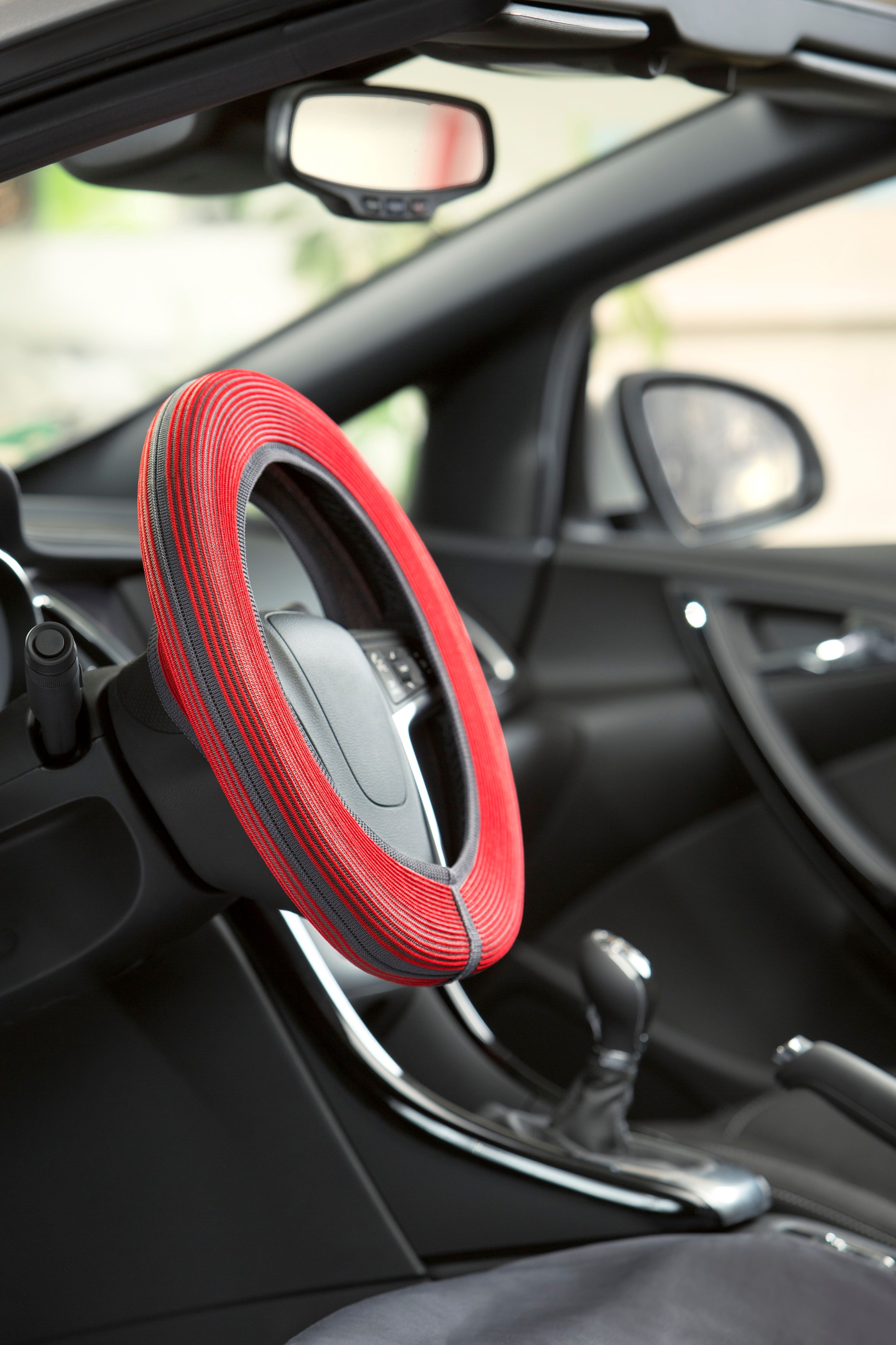 Des textiles réutilisables au lieu de matériaux en plastique jetables : les protections pour le siège de la voiture, le volant et l'espace pour les pieds sont proposées dans le cadre du Textil-Sharing MEWA. (Photos : MEWA)