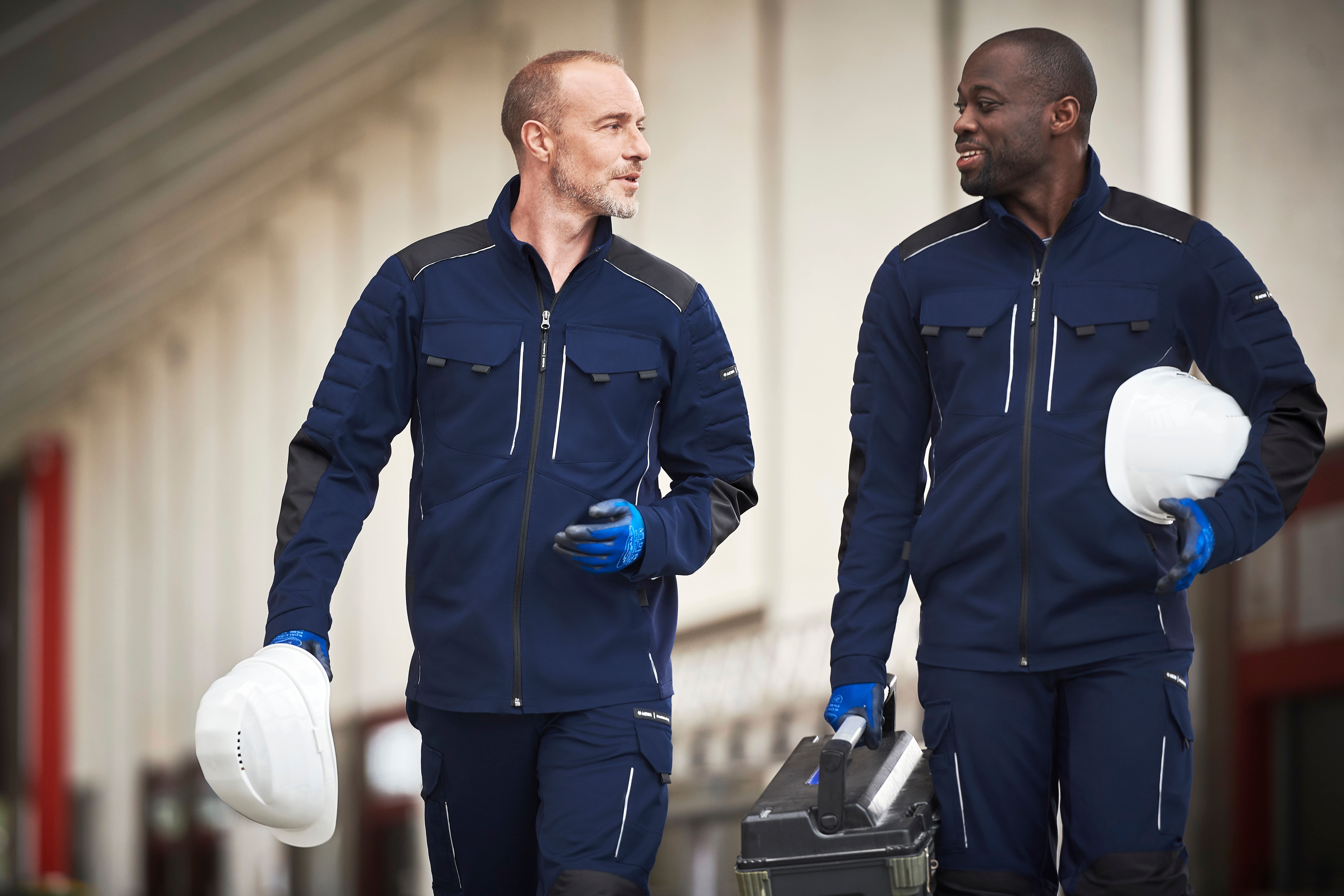 MEWA PEAK : se compose d'environ 75 % de matériaux durables et économes en ressources. Les fils de polyester utilisés sont exclusivement fabriqués à partir de bouteilles d'eau en PET re-cyclées. (Photos : MEWA)