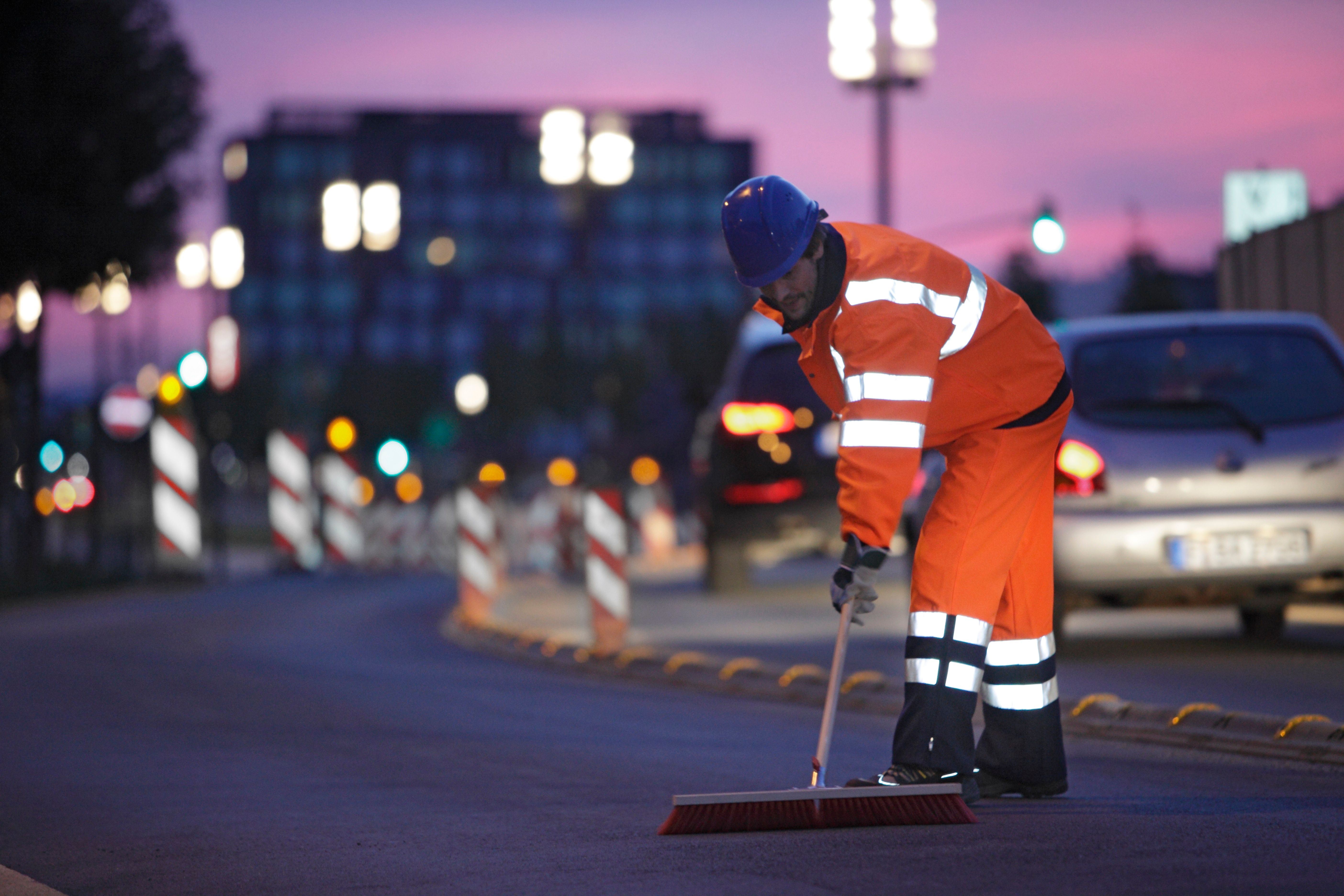 Les vêtements de protection contre les intempéries Multiwear avec signalisation garantissent que les collaborateurs sont parfaitement protégés et bien visibles. (Photo MEWA)