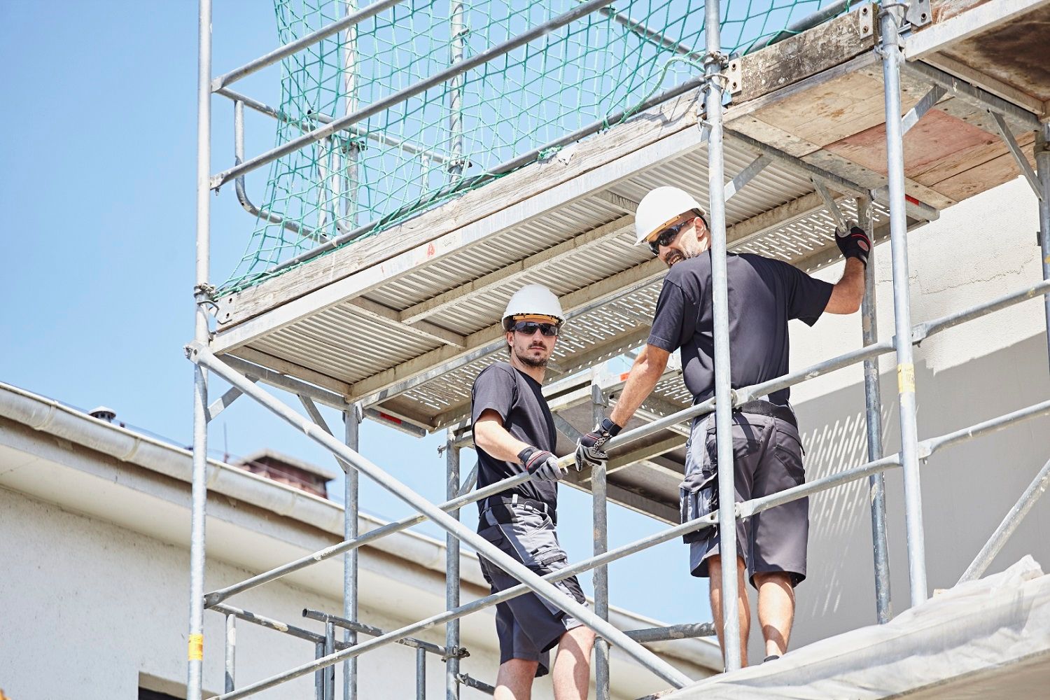 Als het warm wordt, komen shirts en shorts van Mewa in actie.