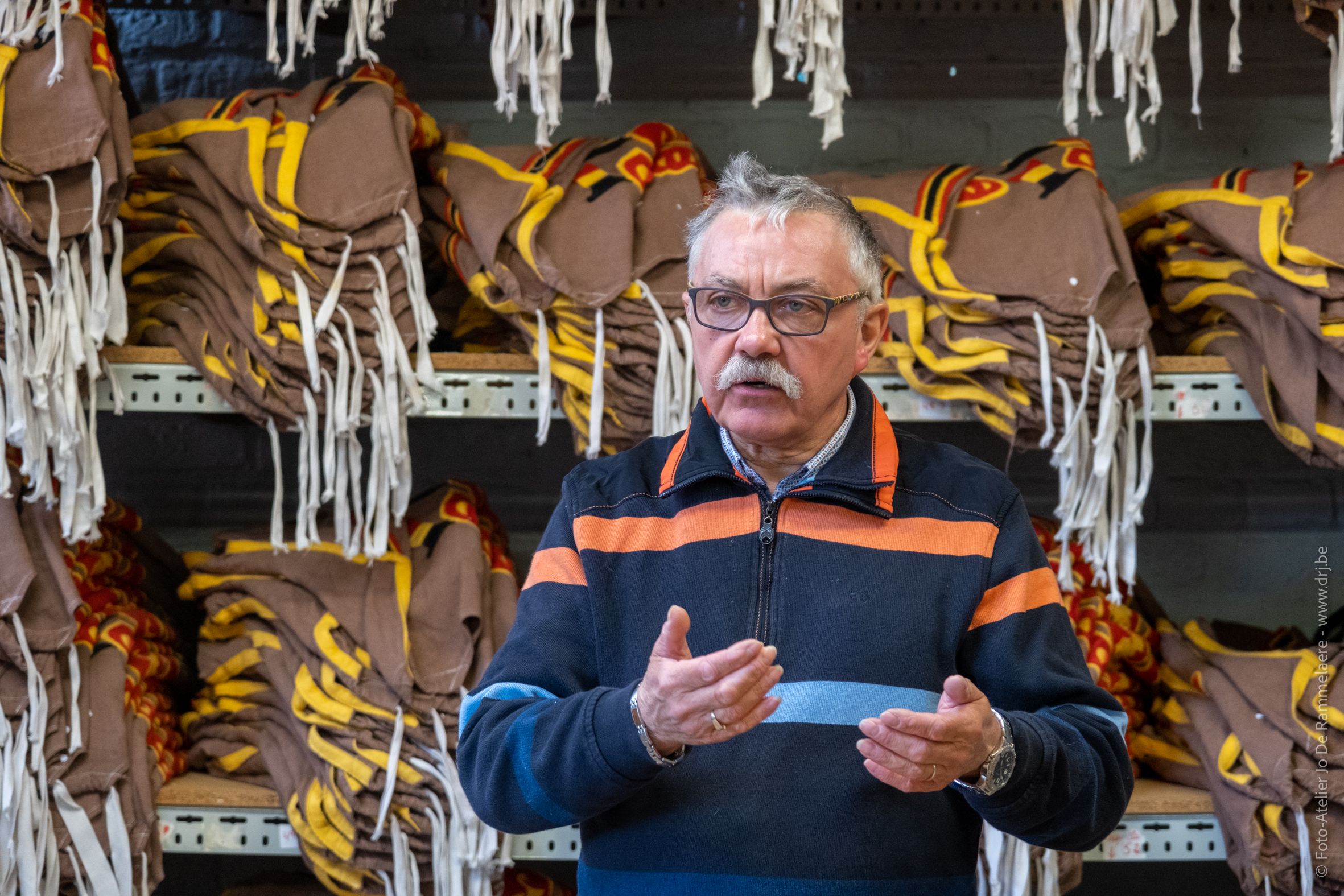 Mewa Binche a remis un généreux chèque de parrainage à des citoyens exceptionnels de la ville qui fabriquent et louent les célèbres costumes et chapeaux des Gilles de Binche.