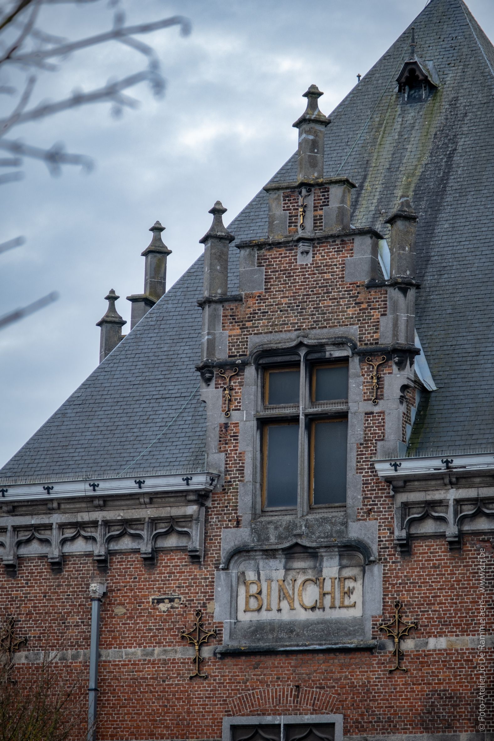 Mewa Binche a remis un généreux chèque de parrainage à des citoyens exceptionnels de la ville qui fabriquent et louent les célèbres costumes et chapeaux des Gilles de Binche.