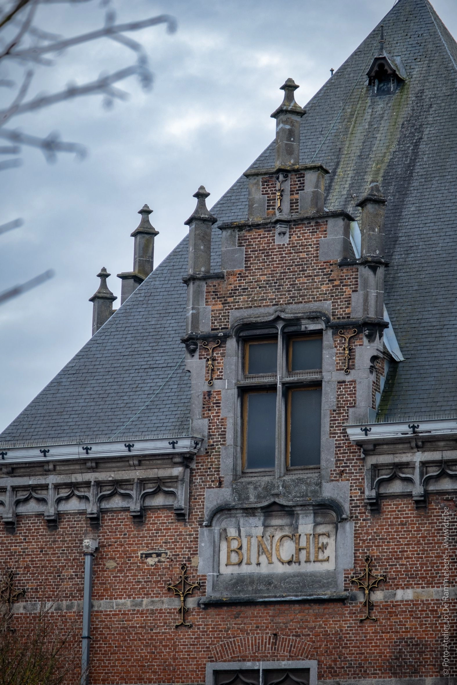Mewa Binche a remis un généreux chèque de parrainage à des citoyens exceptionnels de la ville qui fabriquent et louent les célèbres costumes et chapeaux des Gilles de Binche. 