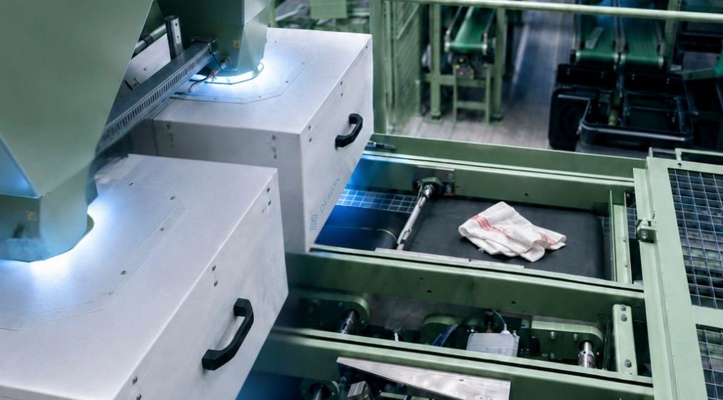 Bereits mehr als 70 Millionen Putztücher wurden den ersten fünf Monaten mit der patentierten, automatisierten Qualitätskontrolle geprüft. (Foto: Desion)