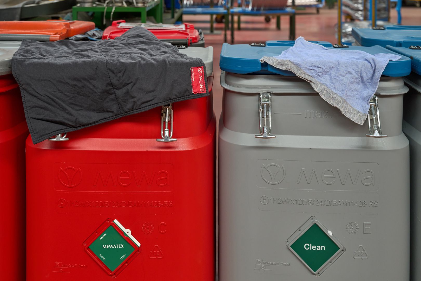 Bezpečnostné kontajnery Mewa sú stohovateľné a vhodné na skladovanie na paletách