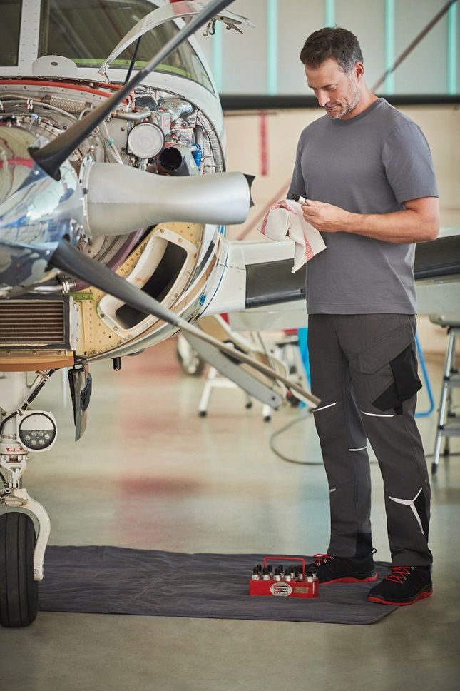 Ein effektives Konzept: Die speziellen Ölauffangmatten werden regelmässig ausgetauscht, professionell gewaschen und wiederverwendet. (Foto: Mewa)