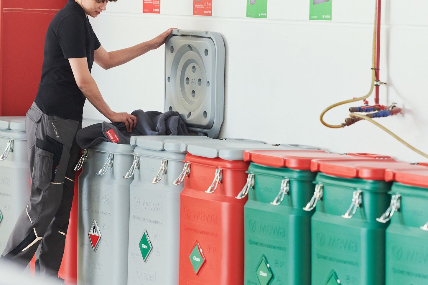 Ein effektives Konzept: Die speziellen Ölauffangmatten werden regelmässig ausgetauscht, professionell gewaschen und wiederverwendet. (Foto: Mewa)