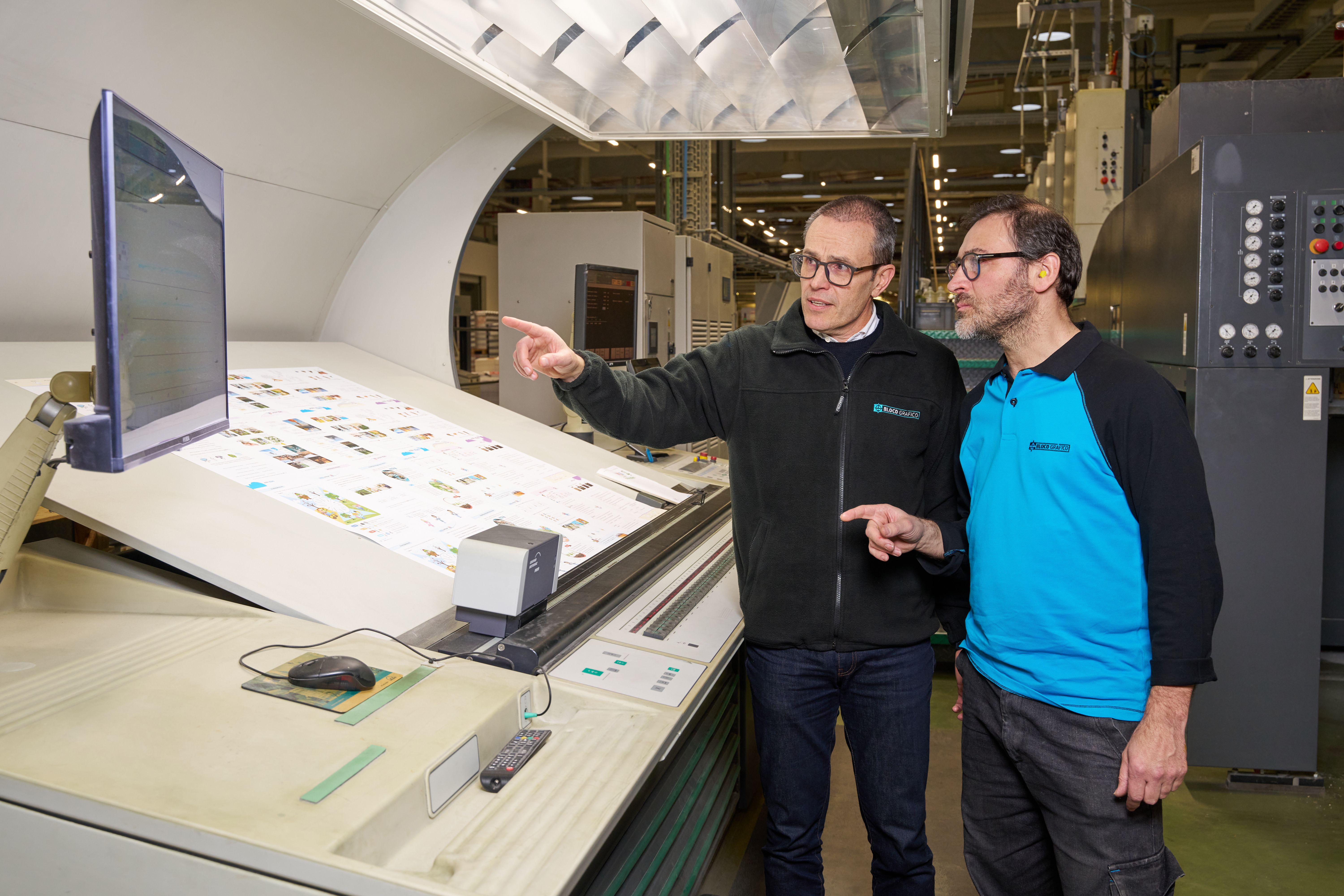Nuno Oliveira (à esquerda) e Felisberto Durão controlam a qualidade da impressão (foto: Mewa)