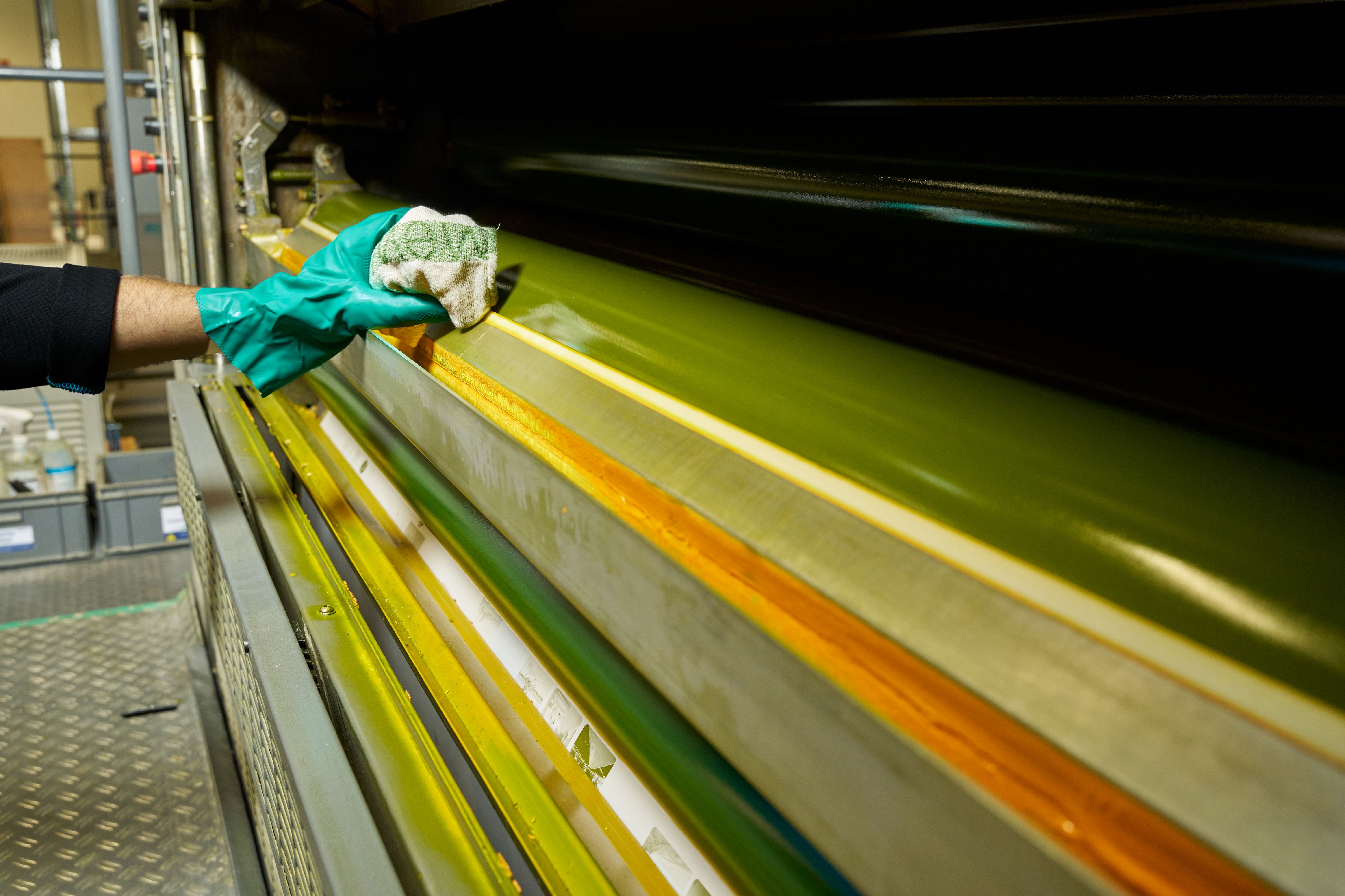 Com o pano ultra-absorvente da Mewa, as máquinas podem ser limpas de forma rigorosa e rápida (foto: Mewa)