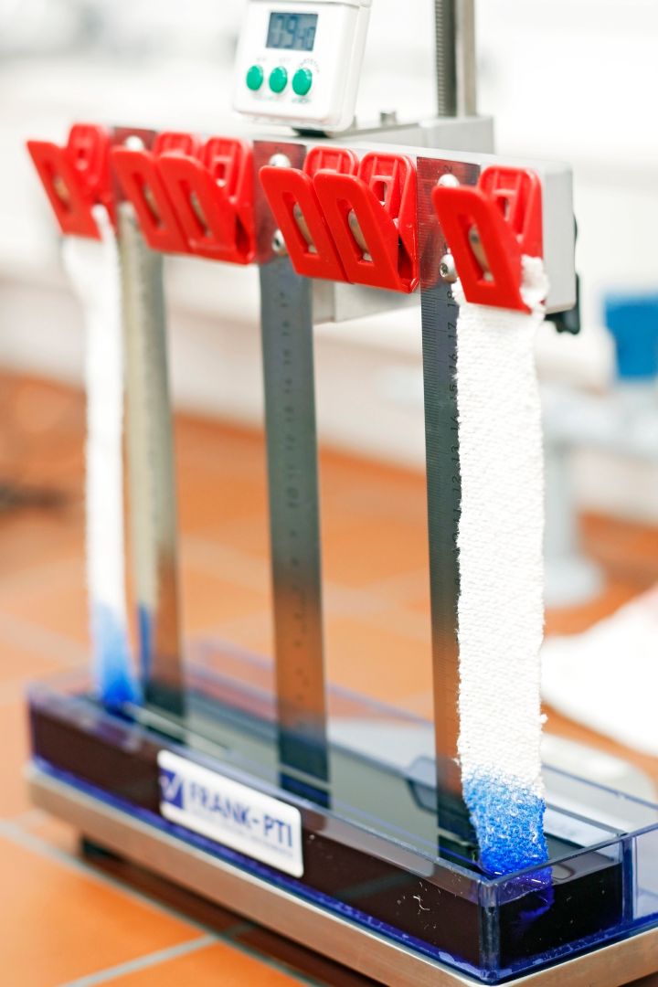 O teste de ascensão verifica a capacidade de absorção dos panos (foto: Mewa)