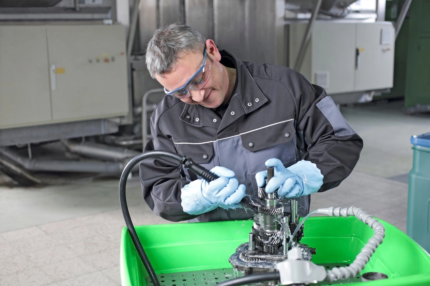 De onderdelenreiniger met borstel wordt door Mewa aangeboden met complete service