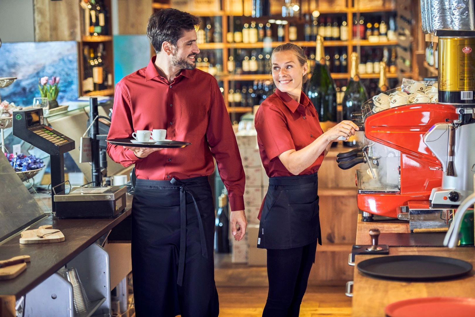 Tenues de service attrayantes au design élégant et intemporel en gestion complète. 