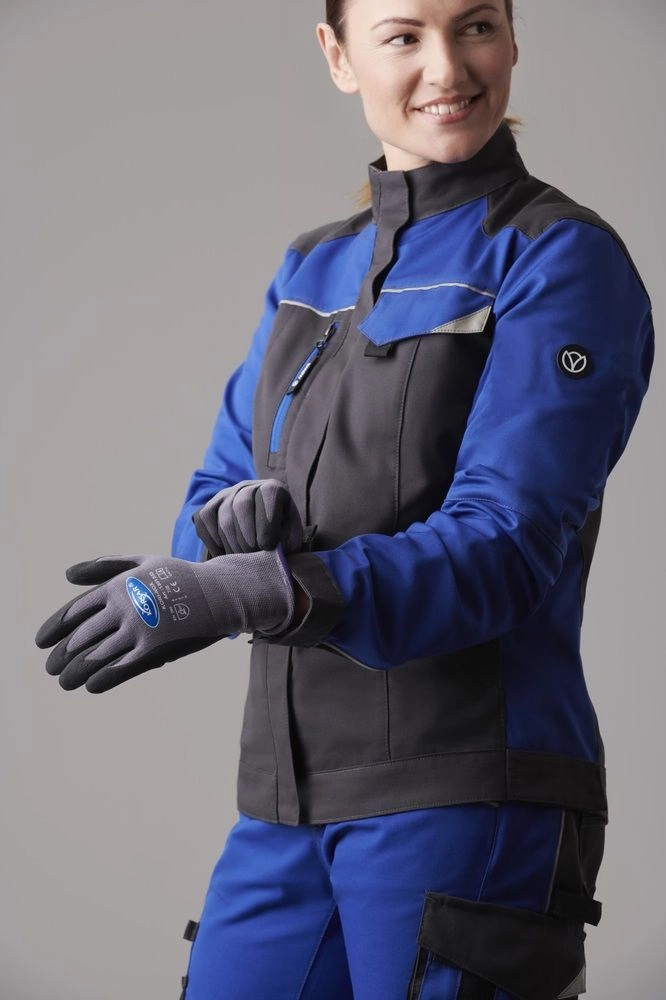 De trend gaat in de richting van sportieve, nauw aansluitende kleding in donkergrijze of blauwe tinten