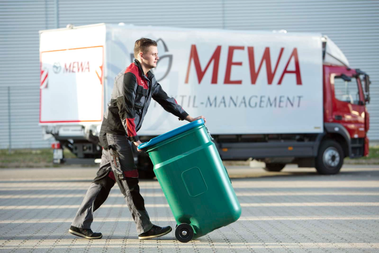 Les lavettes réutilisables sont spécialement stockées et transportées dans les conteneurs de MEWA.