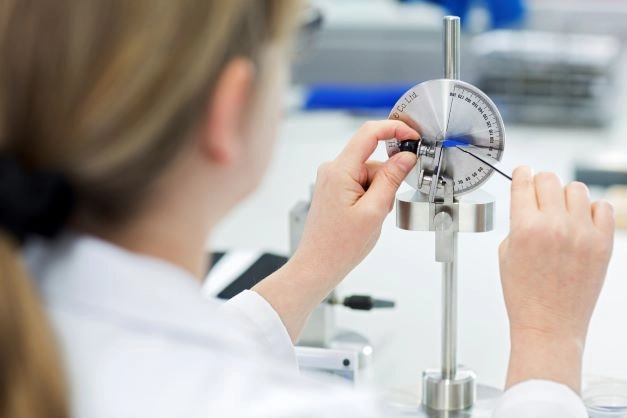 In het eigen technisch centrum worden de stoffen getest op scheurvastheid, kleurechtheid en slijtvastheid voordat de werkkleding vervaardigd wordt.
