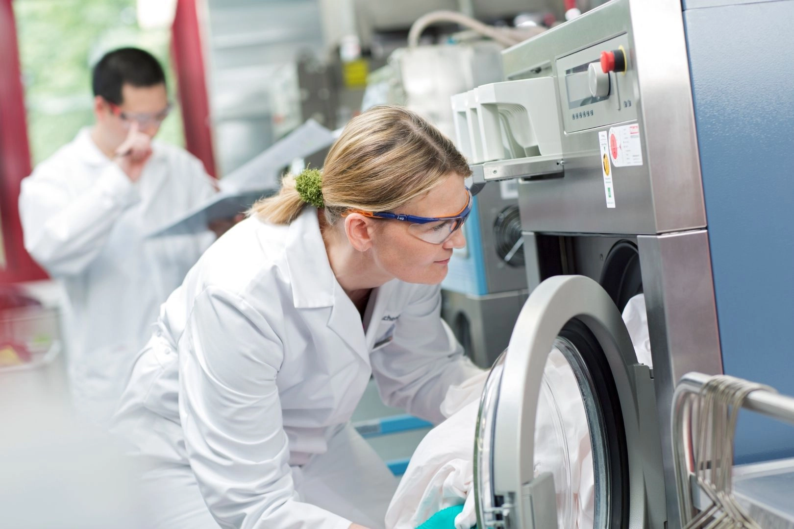 In het technisch centrum van Mewa wordt de kleding getest op duurzaamheid en slijtvastheid.