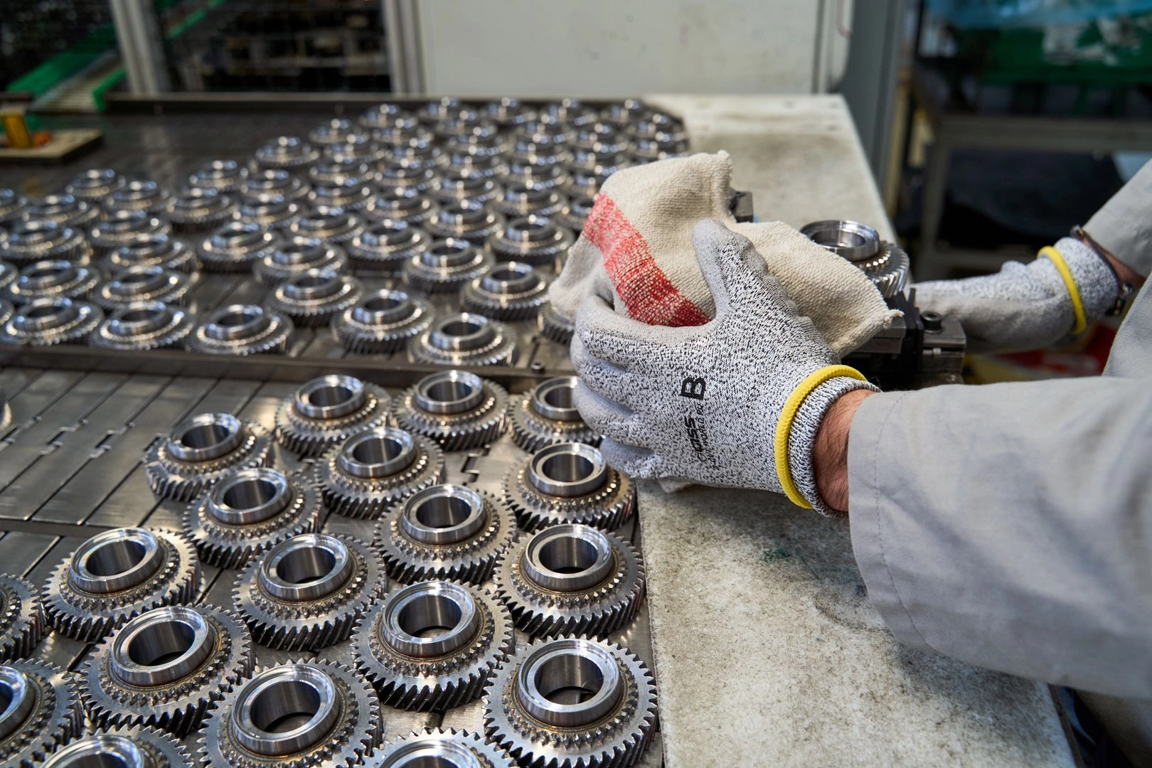 O pano ultra-absorvente da Mewa limpa componentes, ferramentas e máquinas (foto: Mewa)
